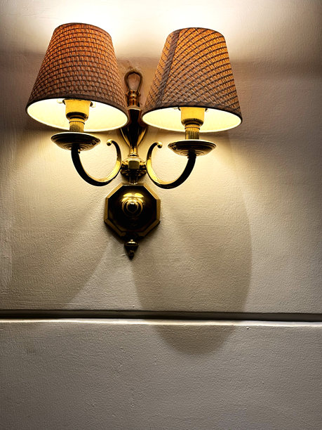 复古灯罩挂在墙上，特写照片图片下载