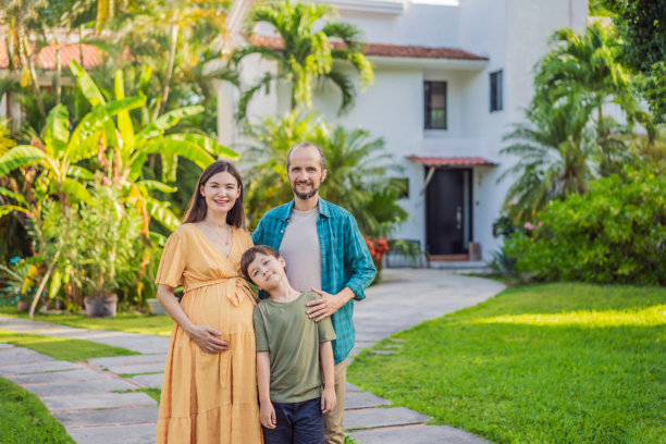 一张温馨的照片，描绘了一家四口，孕妈妈、爸爸和他们的青少年儿子，庆祝一起购房的新里程碑。图片下载