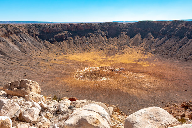 亚利桑那州沙漠中陨石坑国家地标的岩石景观。照片拍摄于晴朗的日子。图片下载