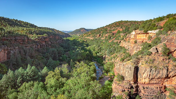 机场梅萨的红色岩石悬崖、山脉和森林景观，沿着一条泥土徒步小径。照片拍摄于晴朗的蓝天。图片下载