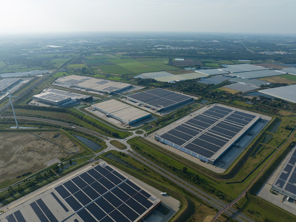 荷兰芬洛现代配送中心的航拍照片。屋顶上有太阳能电池板，宽敞的仓库。图片下载