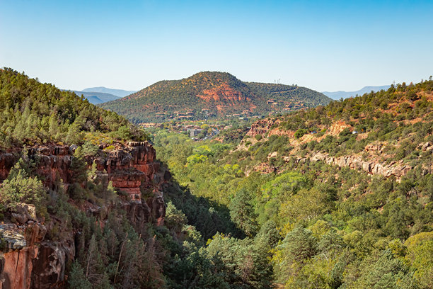 机场梅萨的红色岩石悬崖、山脉和森林景观，沿着一条泥土徒步小径。照片拍摄于晴朗的蓝天。图片下载