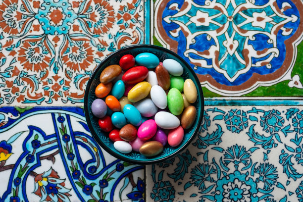 传统奥斯曼美食甜点，土耳其咖啡与五彩缤纷的开斋节糖果和巧克力，土耳其软糖和巴克拉瓦的斋月背景照片，伊斯坦布尔Üsküdar，土耳其图片下载