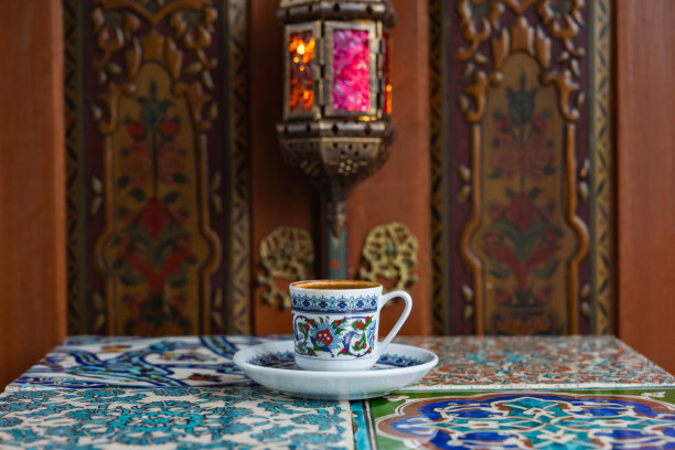 土耳其咖啡和土耳其软糖，背景为奥斯曼瓷砖图案，拉马丹美食背景照片，伊斯坦布尔Üsküdar，土耳其图片下载