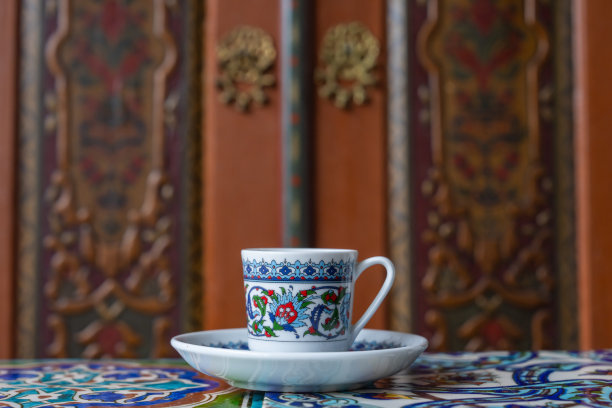 土耳其咖啡和土耳其软糖，背景为奥斯曼瓷砖图案，拉马丹美食背景照片，伊斯坦布尔Üsküdar，土耳其图片下载