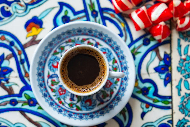 土耳其咖啡和土耳其软糖，背景为奥斯曼瓷砖图案，拉马丹美食背景照片，伊斯坦布尔Üsküdar，土耳其图片下载