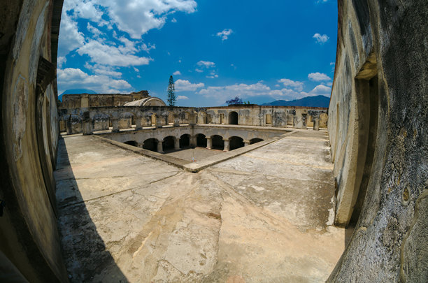 一栋拥有古老墙壁的美丽房屋照片图片下载