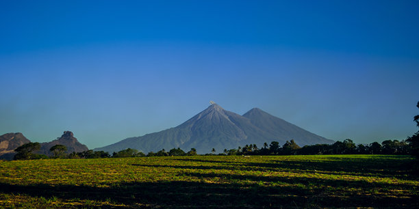 壮观的火山照片与蓝天相映成趣图片下载