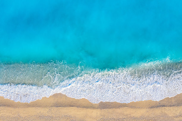 米尔托斯海滩的鸟瞰无人机照片，展现了美丽的碧绿色海水和海浪。度假旅行背景。爱奥尼亚海，凯法利尼亚岛，希腊。图片下载