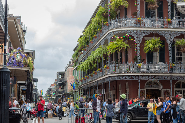 位于路易斯安那州新奥尔良的传统风格法国区街道。照片拍摄于阴天。图片下载