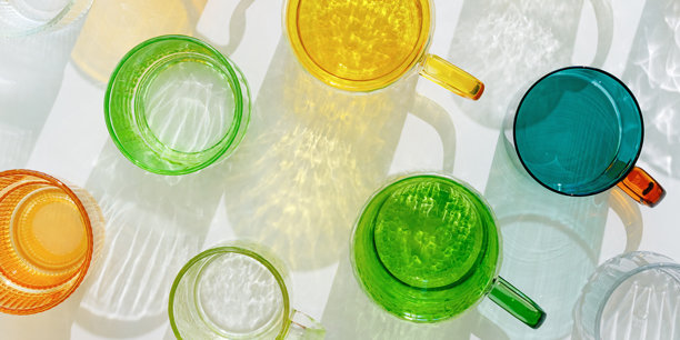 彩色闪亮的饮料杯静物横幅，白色背景上的阴影和阳光反射，极简美学的夏季照片，玻璃杯的折射与阳光眩光，创意图案图片下载