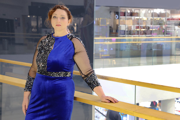 穿着蓝色裙子的女人照片。图片下载