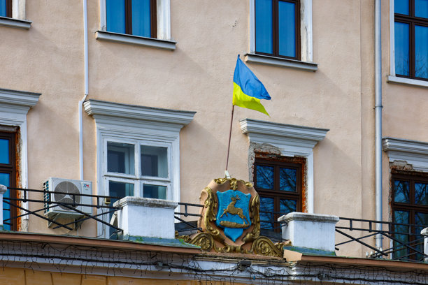 乌克兰桑比尔，2025年3月12日：照片展示了一座建筑的外立面，上面有徽章和乌克兰国旗。图片下载