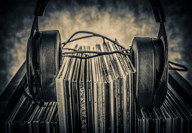 桌子上的复古黑胶唱片。复古风格的调色图片图片下载