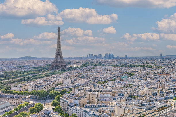 法国巴黎的航拍照片，展示了埃菲尔铁塔、拉德芳斯和显著的屋顶建筑。图片下载
