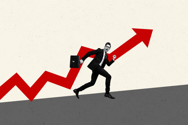 复合照片拼贴，欢呼的男士获胜，收到晋升，向上箭头指向发展机会，背景为涂鸦风格。图片下载