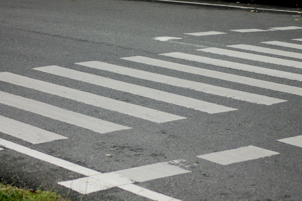 新涂漆的空人行横道，没有行人。行走的斑马线。安全的概念，正确的生活方式，遵守交通规则。留白空间。黑白照片。图片下载