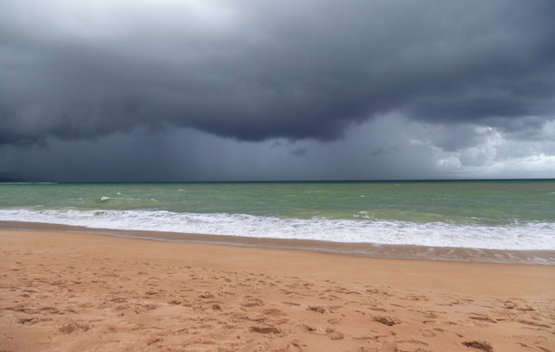 海中碧绿色的波浪翻滚着大石头。背景留有空白空间。祝贺用的图片。室内海报。房屋装饰的图片。室内摄影。图片下载