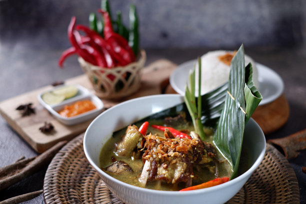 选定的照片焦点是牛肉咖喱，通常是来自苏拉卡特的传统美食。图片下载