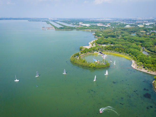 上海青浦区滇山湖上的帆船航拍照片图片下载