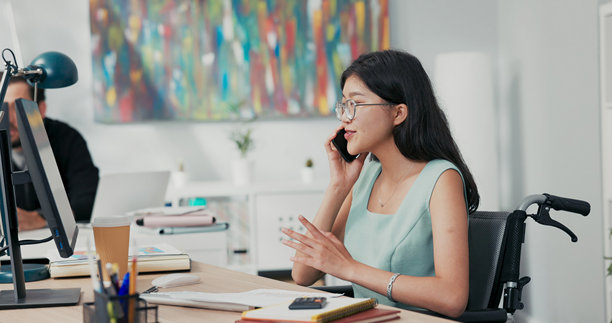 一位勤奋的女性在商业、保险和会计领域担任秘书，处理电话、安排预约、倾听客户并提供有价值的信息。图片下载