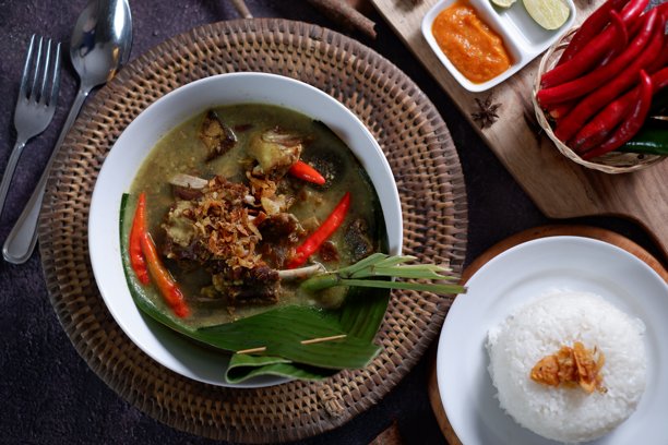 选定的照片聚焦于牛肉咖喱，通常是来自苏拉卡特的传统美食。图片下载