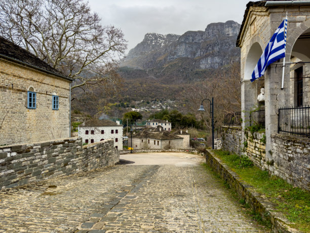 希腊埃皮鲁斯地区阿里斯提、帕皮戈、祖梅尔卡、维科斯和科尼察的冬季平多斯山脉及村庄照片图片下载