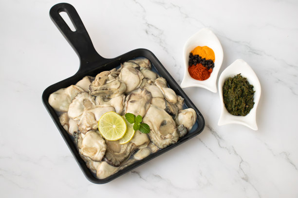 新鲜生蚝肉的特写镜头，展示其自然透明的质地。非常适合烹饪照片、海鲜推广或美食菜肴，强调海洋新鲜的品质。留白。Kalwa图片下载