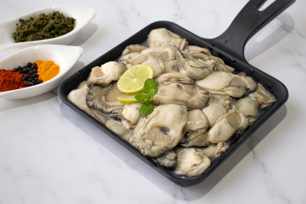 新鲜生蚝肉的特写镜头，展示其自然透明的质地。非常适合烹饪照片、海鲜推广或美食菜肴，强调海洋新鲜的品质。留白。Kalwa图片下载