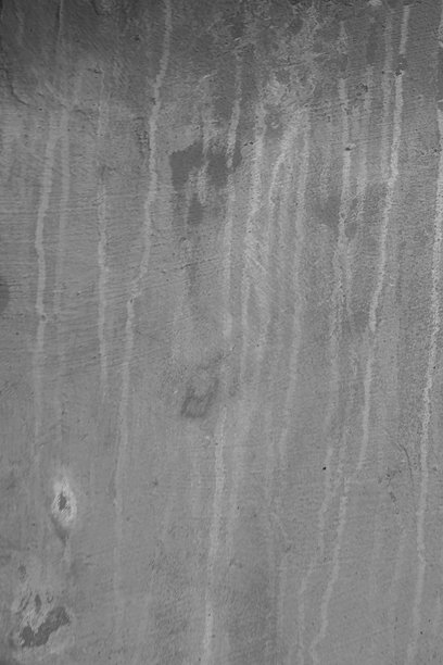 一面有污渍的灰色废弃墙壁的竖直照片。图片下载