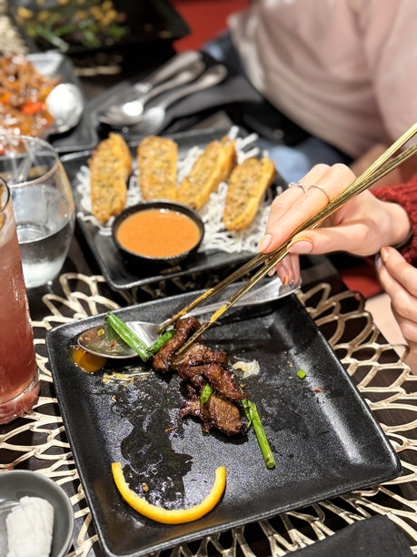 春卷与金色筷子的图片，中式炒牛排水牛嫩肉 / 美味的亚洲餐厅菜肴图片下载