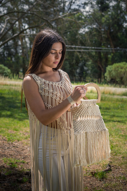 白天穿着针织裙的女性模特。街道和公园的竖版照片。图片下载