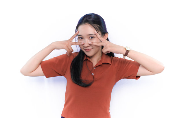 微笑的亚洲印尼模特，穿着橙色衣服，酷炫的照片图片下载