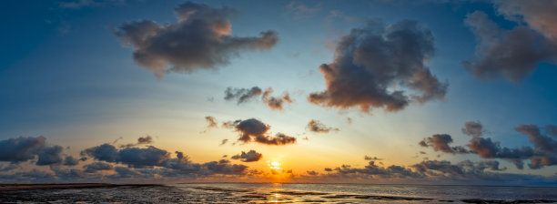 北海福尔岛的“前陆”地区，散布着云彩的日落全景照片，位于瓦登海自然公园内。图片下载