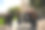 一群学生在户外大学建筑前举起文凭，戴着学位帽的背影照片图片下载