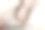 妈妈用婴儿剪刀修剪宝宝的指甲。特写照片显示母亲的手握着婴儿的脚和指甲剪。图片下载