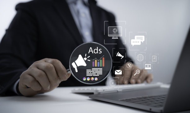 商人正在分析在线广告策略，使用笔记本电脑上的数字营销图标和数据分析，代表现代商业推广和品牌可见性。图片下载