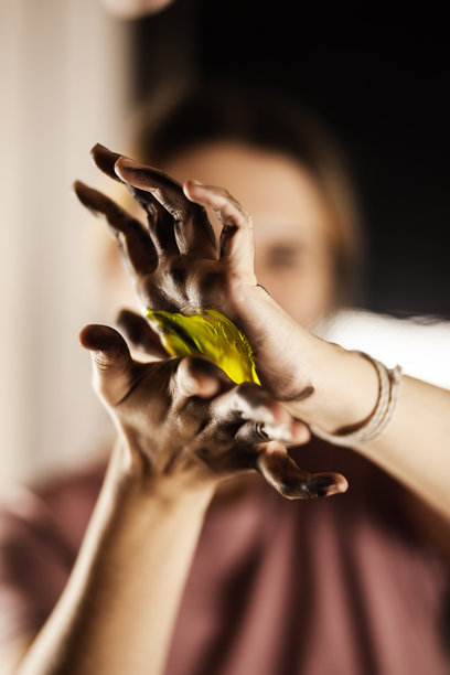 女性艺术家用手创作艺术画作。女孩在调色和用手绘画。图片下载