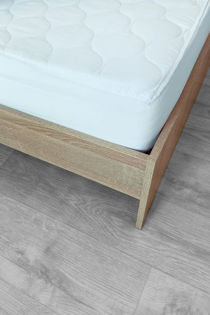 床上的白色床垫。局部。竖版照片。图片下载