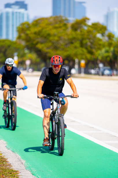 迈阿密两名男子骑自行车的照片图片下载