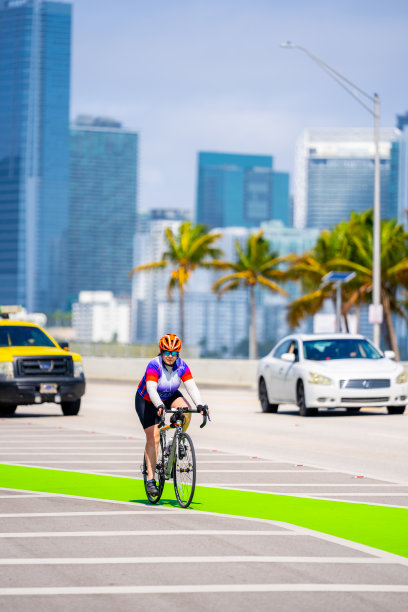 迈阿密基比斯坎岛的骑自行车者街头照片图片下载