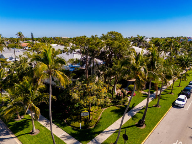 佛罗里达州那不勒斯的高档公寓航拍照片图片下载