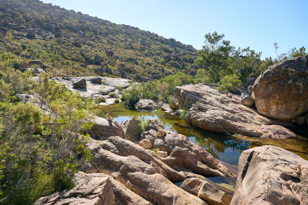 塞德堡郊区郁郁葱葱的山脉、自然景观和岩石水池的风景库存照片图片下载