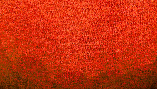 特写照片展示了红色天鹅绒面料丰富而生动的纹理，带有微妙的渐变，适合用作奢华的背景或设计元素。图片下载