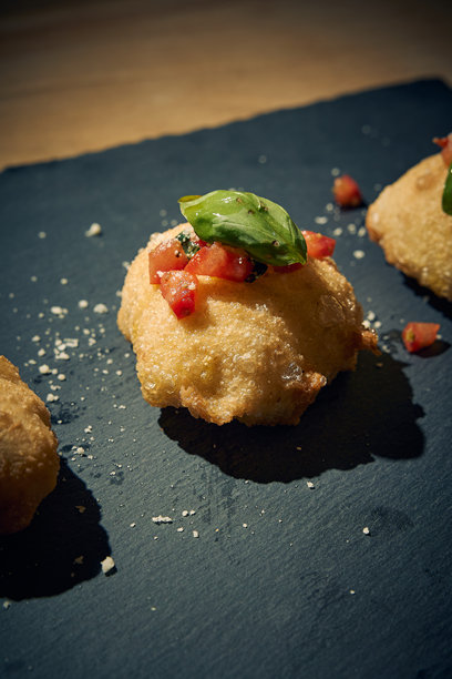 小油条配切片番茄和罗勒 – 股票照片图片下载