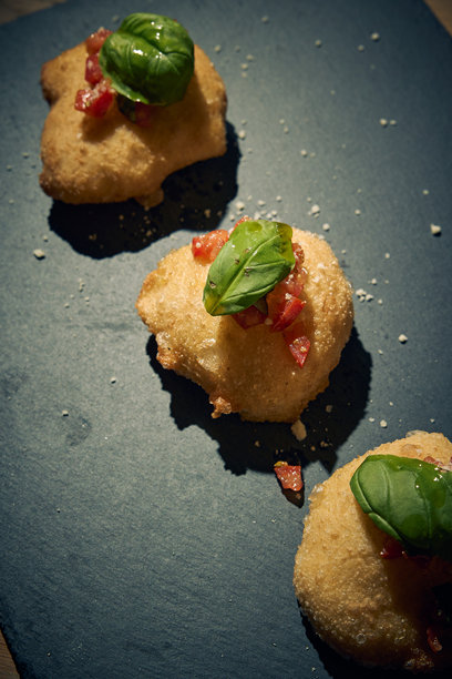 小油条配切片番茄和罗勒 – 股票照片图片下载