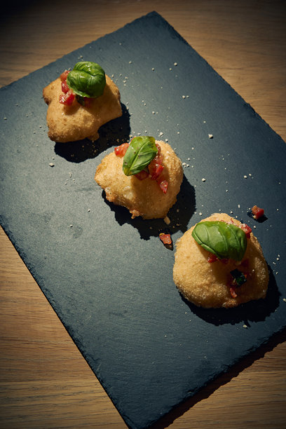 小油条配切片番茄和罗勒 – 股票照片图片下载