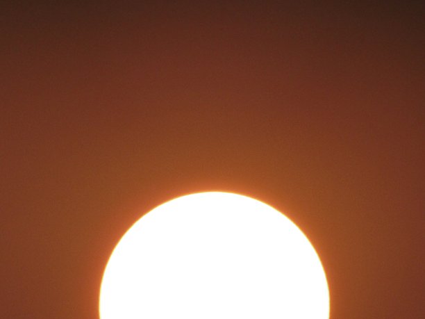 天空中的日落，红色和橙色，特写照片图片下载