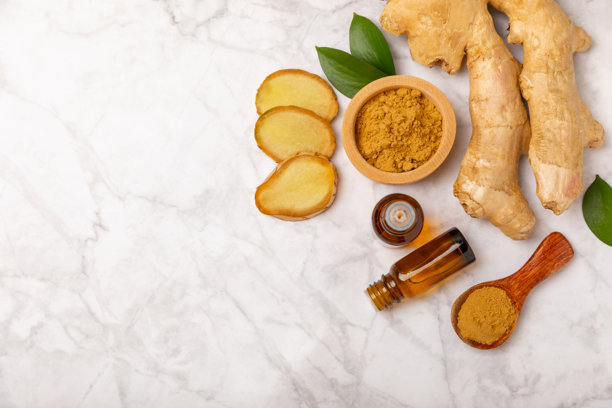 姜精油与纹理背景。新鲜姜片。精华，血清，油。替代医学。植物疗法。健康与美容概念。留白。图片下载