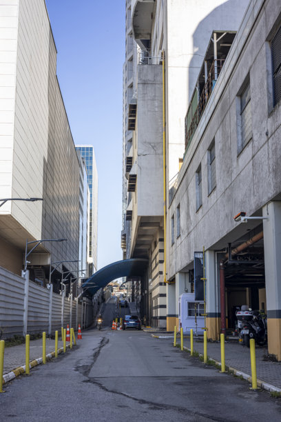 一张街道在摩天大楼之间穿行的照片，“SSTKPlates”（背景）。伊斯坦布尔/ Şİşli/ Levent图片下载